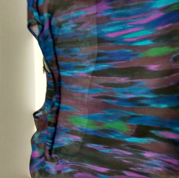 Vibrant Top!!! - Picture 4 of 5